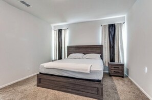 3 habitaciones, tabla de planchar con plancha, wifi y ropa de cama 