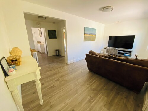Cherry red door cottage with AC in cool Phoenix C