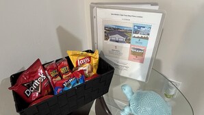 Pieni kori, jossa on sipsejä ja lasipöydällä kilpikonnakoriste.
