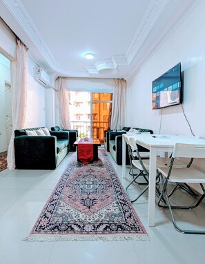 Smart TV - Madinaty Cozy 2BR narrow garden view apartment (Madinaty)