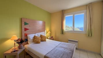 Apartment | 1 bedroom, iron/ironing board, individually furnished, bed sheets