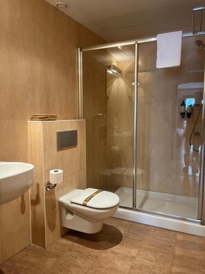 Familieværelse | Badeværelse | Bruser, gratis toiletartikler, hårtørrer, håndklæder