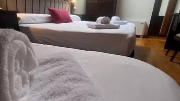 Triple Room | Desk, laptop workspace, free WiFi