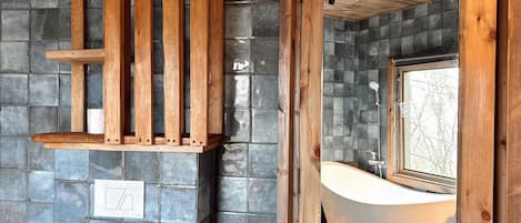 Baignoire à remous, séchoir à cheveux, bidet, serviettes fournies