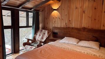 Tabla de planchar con plancha, wifi y ropa de cama