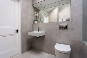 Dusche, Haartrockner, Handtücher, Seife