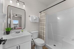 Douche, sèche-cheveux, serviettes fournies, savon