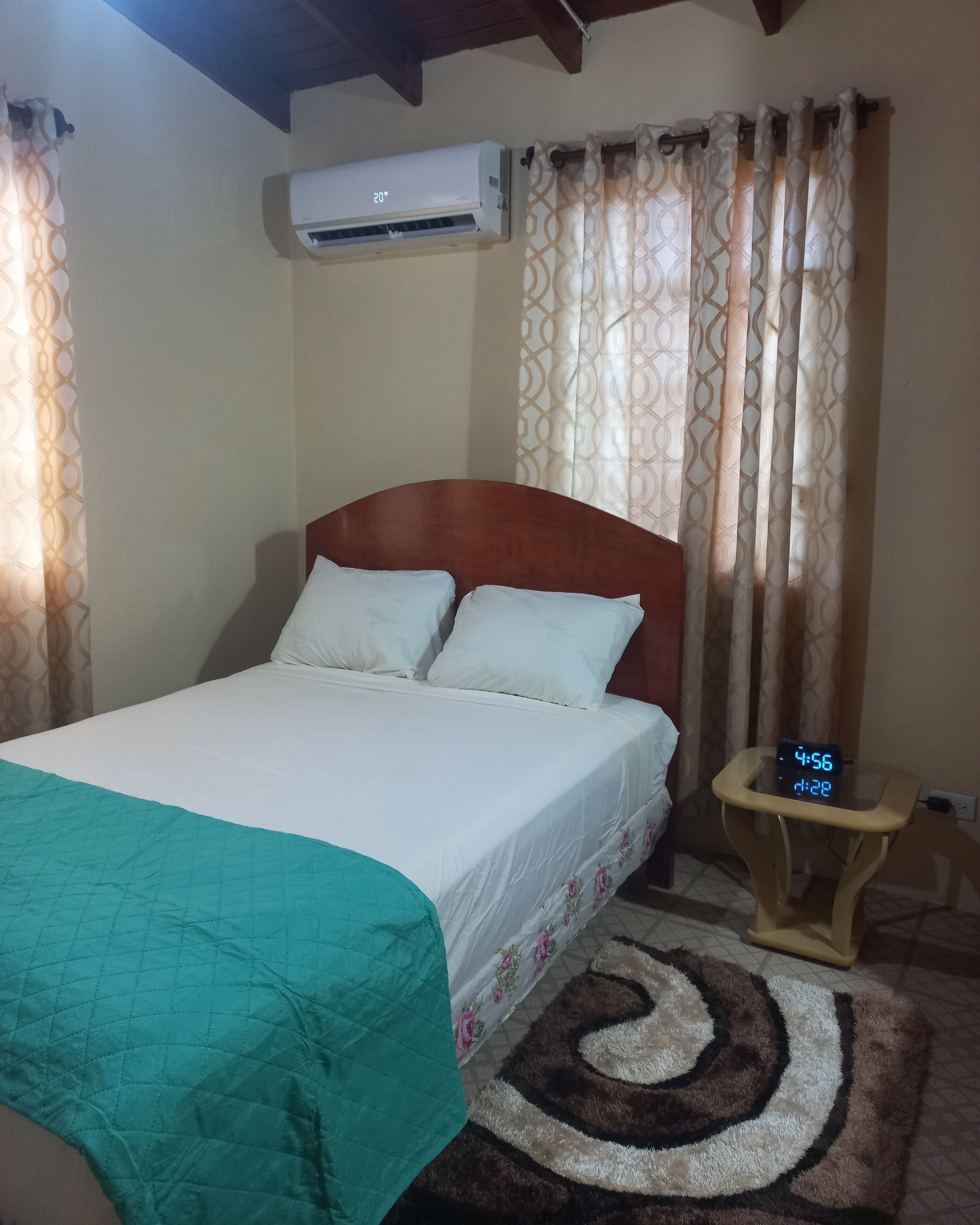 Tabla de planchar con plancha, wifi y ropa de cama 