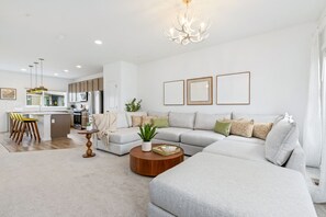 Apartment, Mehrere Betten, Balkon (Juniper Bloom) | Wohnbereich