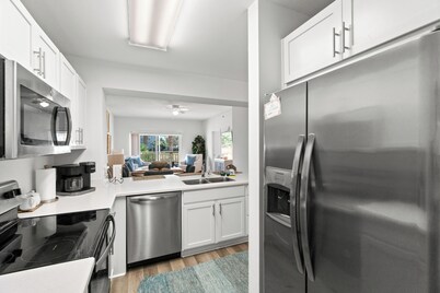 Waterside Village 108. 4 min walk to the beach. Pool and Hot Tub