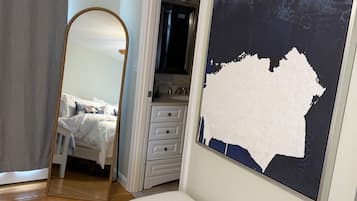 Iron/ironing board, Internet, bed sheets