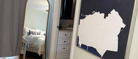 Tabla de planchar con plancha, internet y ropa de cama