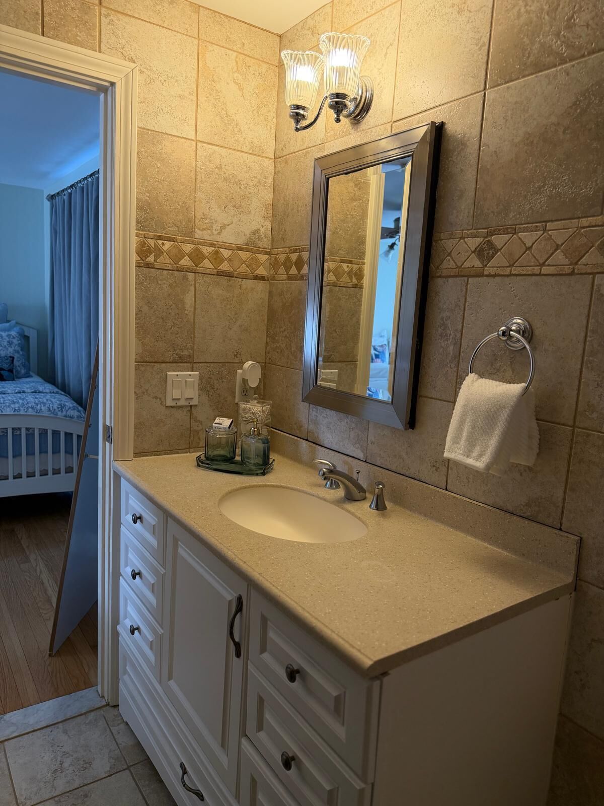 Douche, sèche-cheveux, serviettes fournies, savon