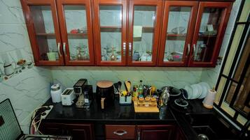 Cafetière/bouilloire, réfrigérateur, micro-ondes, four