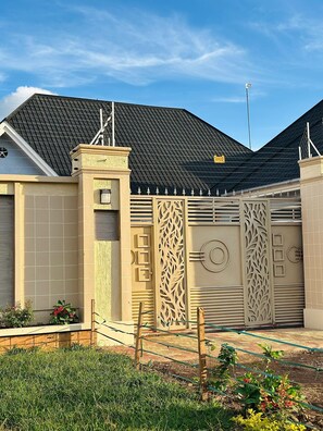Exterior - Your Base Camp in Moshi — Steps from Kilimanjaro, Markets & Everything You Need (Kilimanjaro Region)