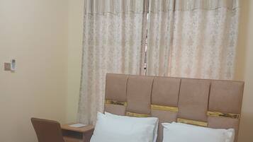 Tabla de planchar con plancha, wifi y ropa de cama