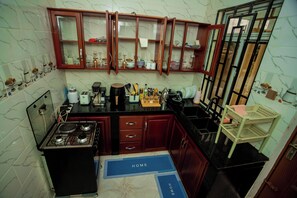 Coffee/tea maker, fridge, microwave, oven