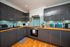 Fridge, microwave, oven, dishwasher - Stylish Apartment in the Heart of Crystal Palace - Pass the Keys (London)