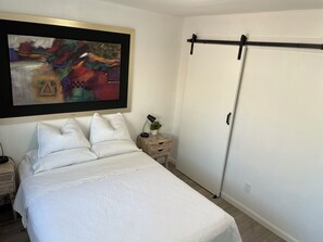 1 slaapkamer, een strijkplank/strijkijzer, internet, beddengoed