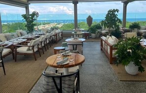 Outdoor dining - Coconut Grove Fashion Loft · Pool & Backyard · Walkable (Miami)