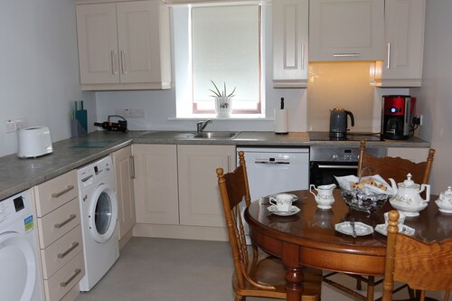 Cosy Stay 5 Mins from Town: Wi-Fi, Kitchen & Sleeps 3