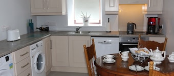 Cosy Stay 5 Mins from Town: Wi-Fi, Kitchen & Sleeps 3