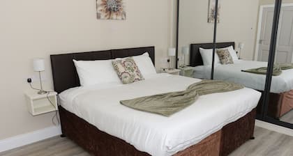 Cosy Apartment 5 Minutes from Town – Wi-Fi, Kitchen & Flexible Beds for 3