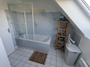 Shower, towels - Family villa with sea views - Morgat hills (Crozon)