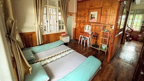 Una habitación con cama, escritorio, silla y armario.