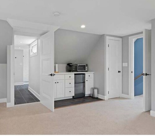 Charming 1-bedroom apartment on a quiet street, one mile from Princeton campus