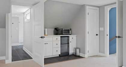 Charming 1-bedroom apartment on a quiet street, one mile from Princeton campus