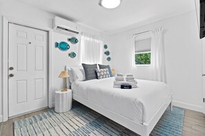 Desk, iron/ironing board, travel cot, free WiFi - Sea Breeze Retreat, 2 Homes Near Beach & Dining (Delray Beach)