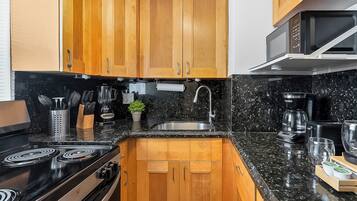 Coffee/tea maker, fridge, microwave, oven