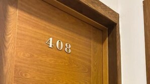 A wooden door with the number 408. - Central Suites Tower T&T Rentals (Santo Domingo)