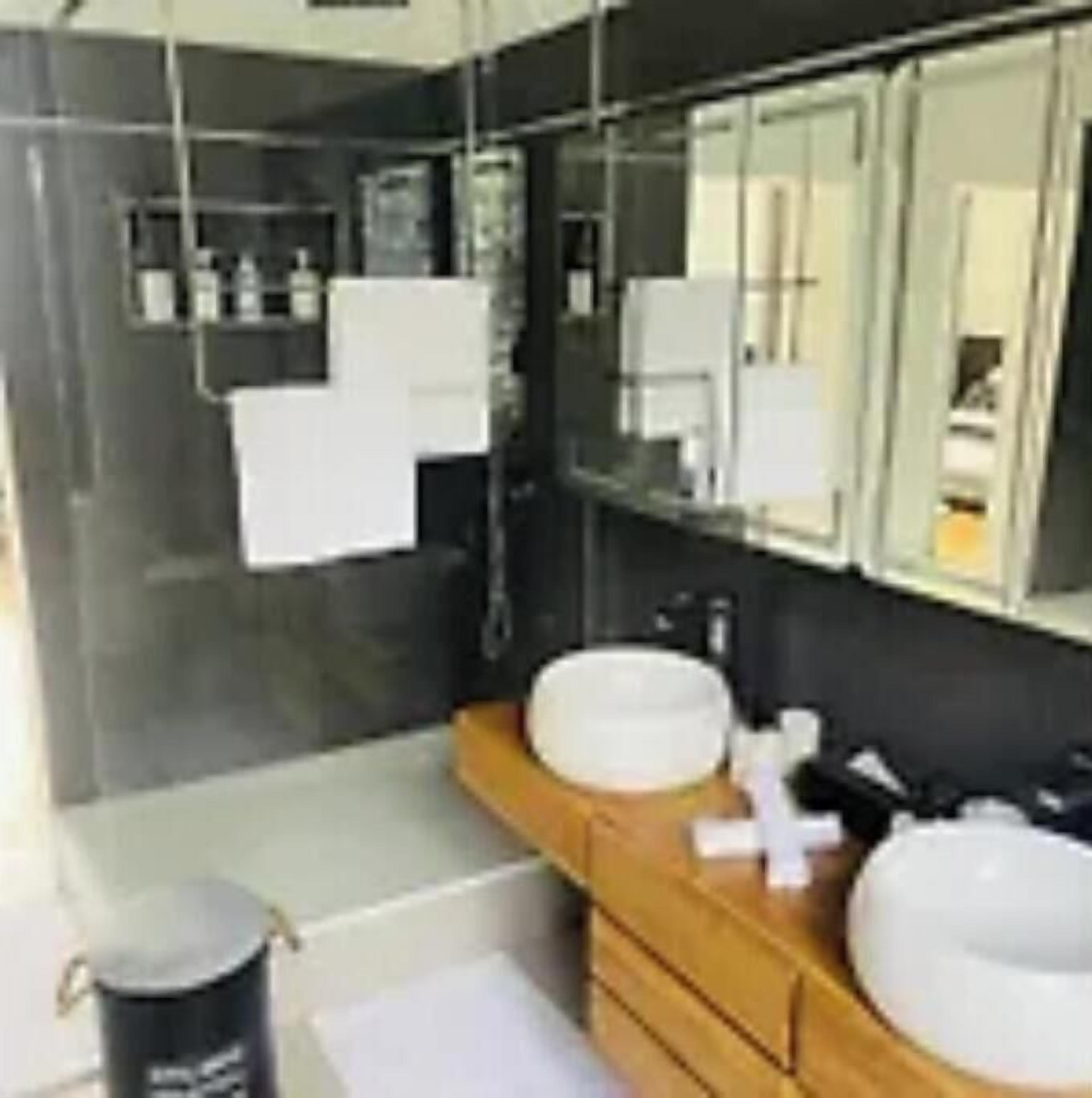Een douche, een haardroger, handdoeken, zeep