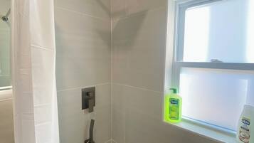 Een douche, een haardroger, handdoeken, zeep
