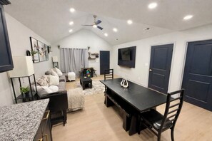 Living area - World Cup Ready! Spacious - W&D - Parking - Fast Wi-Fi (Independence)