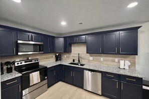 Private kitchen - World Cup Ready! Spacious - W&D - Parking - Fast Wi-Fi (Independence)