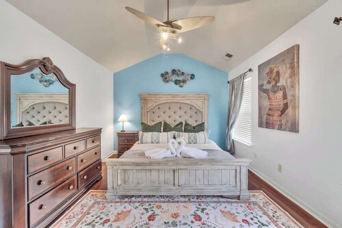 King Bed - Hot Tub - Fenced Yard - Near Carowinds