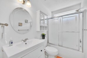 Shower, hair dryer, shampoo - King Bed - Hot Tub - Fenced Yard - Near Carowinds (Charlotte)