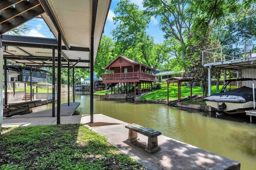Riverview Hideaway: Waterfront & Boat Lift!
