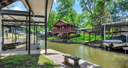 Riverview Hideaway: Waterfront & Boat Lift!