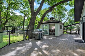 Terrace/patio - Riverview Hideaway: Waterfront & Boat Lift! (Kingsland)