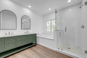 Shower, hair dryer, towels, toilet paper - Riverview Hideaway: Waterfront & Boat Lift! (Kingsland)