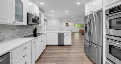Riverview Hideaway: Waterfront & Boat Lift!