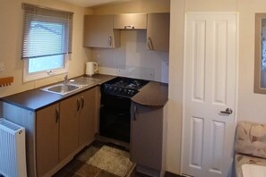 Fridge, microwave, oven, stovetop - Delightful 2 Bedroom Caravan Manor Park Hunstanton (Hunstanton)