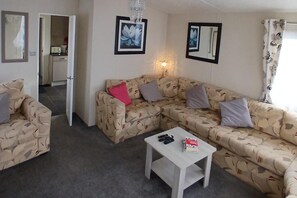 Living area - Delightful 2 Bedroom Caravan Manor Park Hunstanton (Hunstanton)