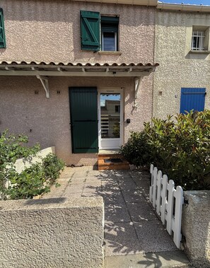 Exterior detail - Grau d'Agde 500m from sea and shops quiet residence parking space (Agde)
