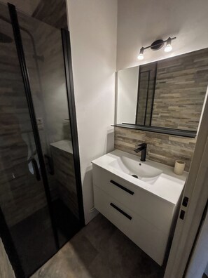 Shower, towels, toilet paper - Grau d'Agde 500m from sea and shops quiet residence parking space (Agde)