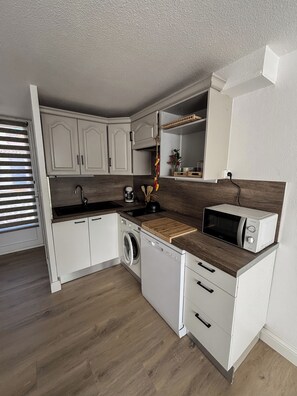 Réfrigérateur, micro-ondes, plaque de cuisson, lave-vaisselle